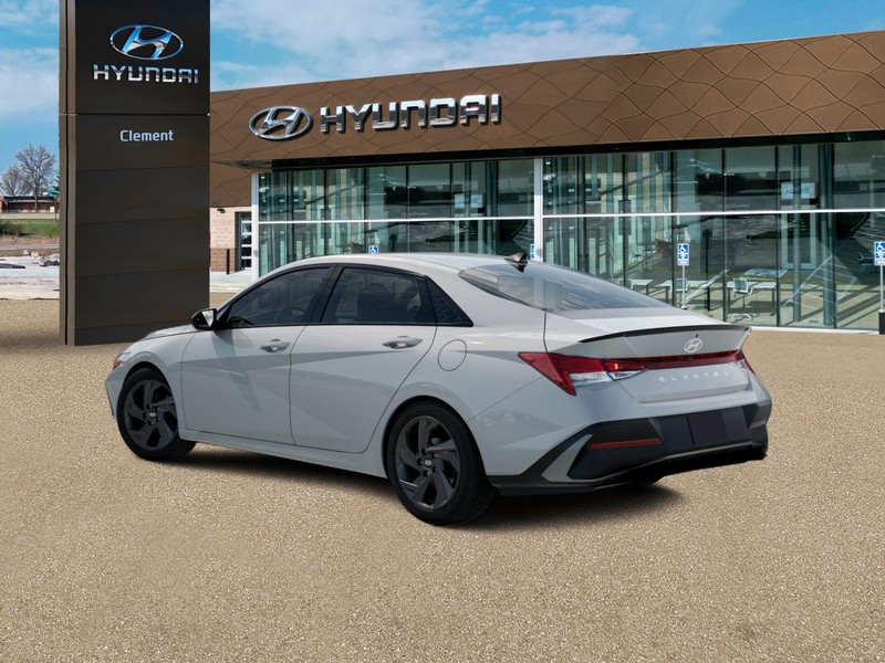 Hyundai Elantra Vehicle Full-screen Gallery Image 4