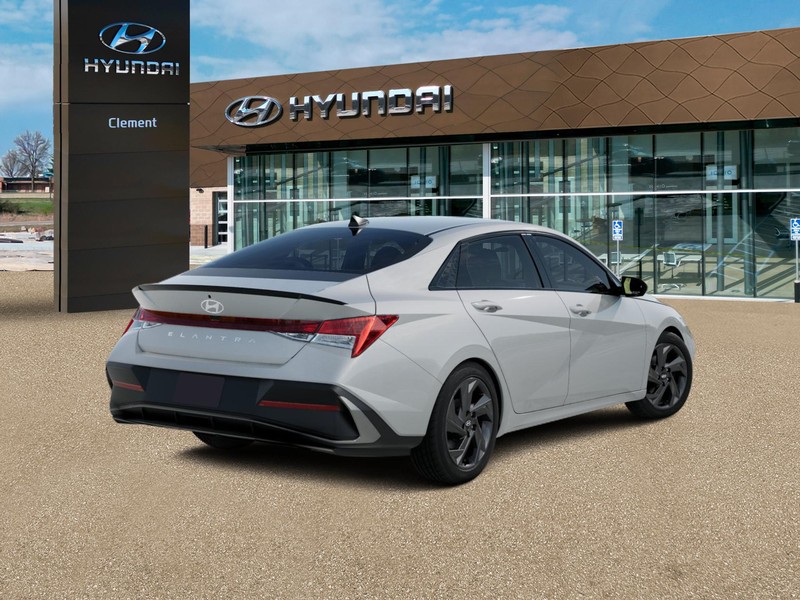Hyundai Elantra Vehicle Full-screen Gallery Image 5