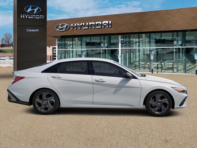 Hyundai Elantra Vehicle Full-screen Gallery Image 6