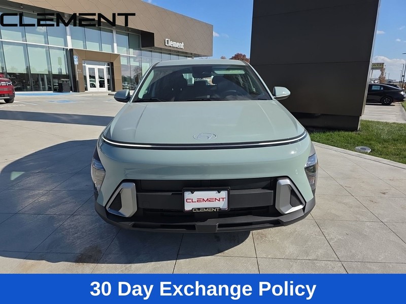 Hyundai Kona Vehicle Full-screen Gallery Image 3