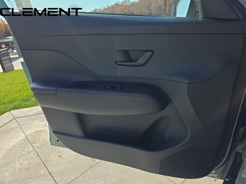 Hyundai Kona Vehicle Full-screen Gallery Image 28