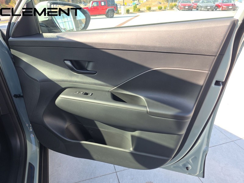 Hyundai Kona Vehicle Full-screen Gallery Image 37