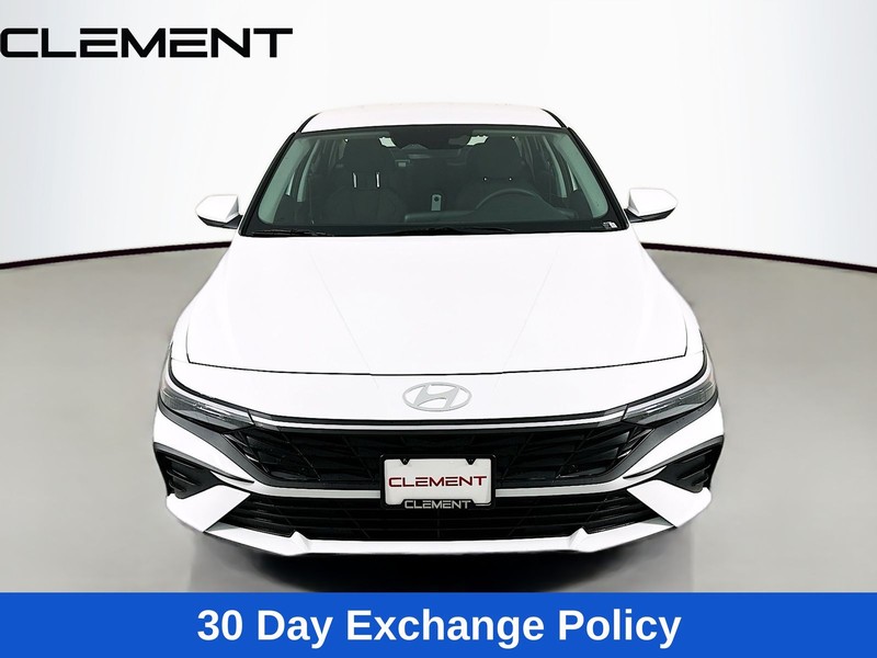 Hyundai Elantra Vehicle Full-screen Gallery Image 3