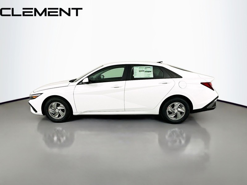 Hyundai Elantra Vehicle Full-screen Gallery Image 6