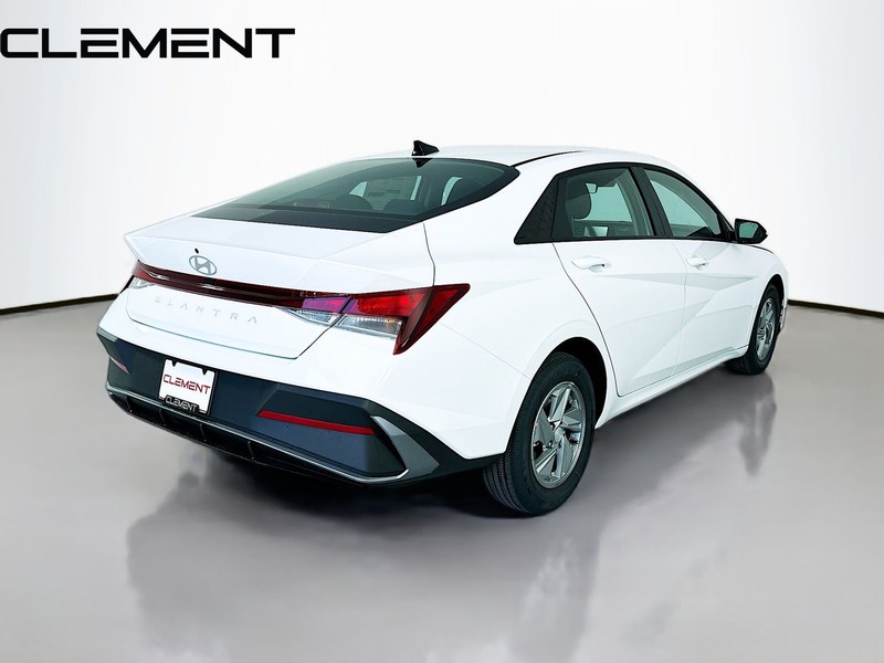 Hyundai Elantra Vehicle Full-screen Gallery Image 7