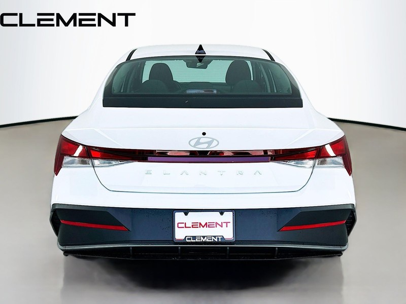 Hyundai Elantra Vehicle Full-screen Gallery Image 8