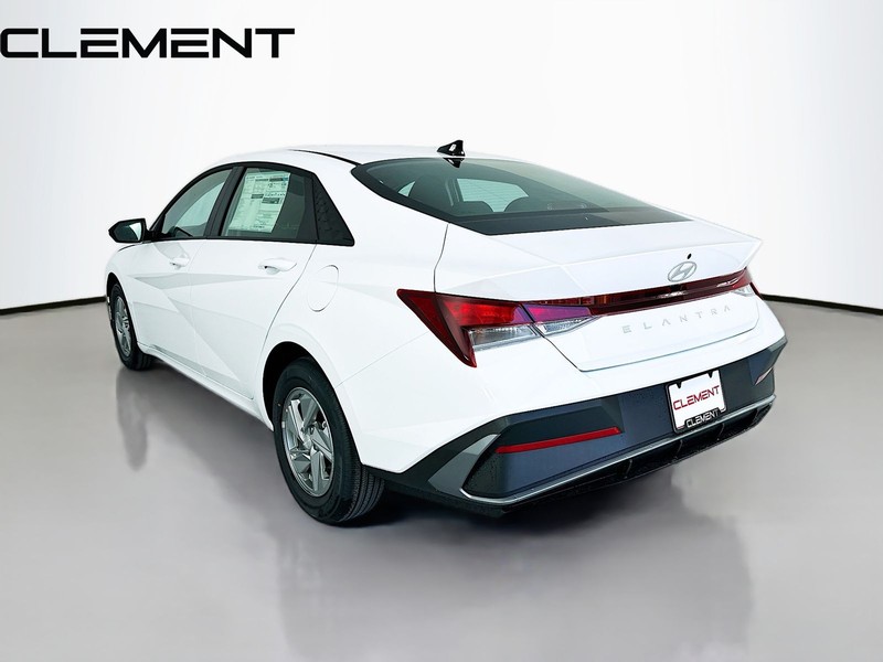 Hyundai Elantra Vehicle Full-screen Gallery Image 10