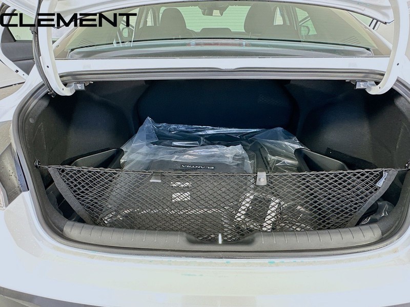 Hyundai Elantra Vehicle Full-screen Gallery Image 11