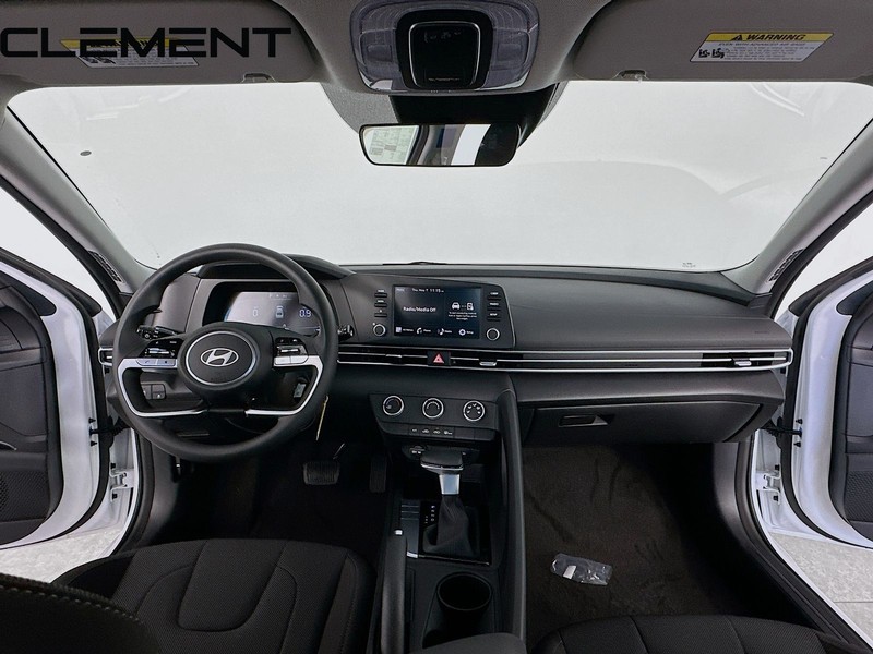 Hyundai Elantra Vehicle Full-screen Gallery Image 12