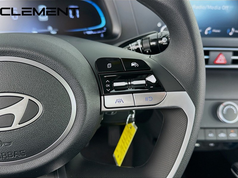 Hyundai Elantra Vehicle Full-screen Gallery Image 17