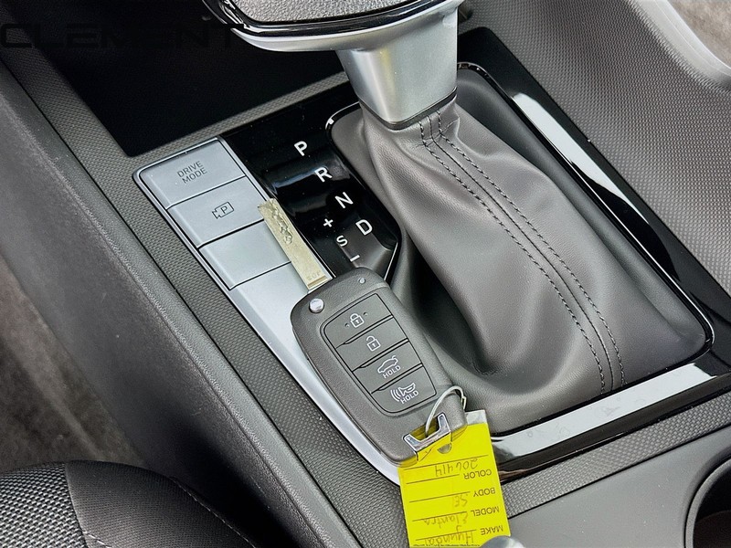 Hyundai Elantra Vehicle Full-screen Gallery Image 23