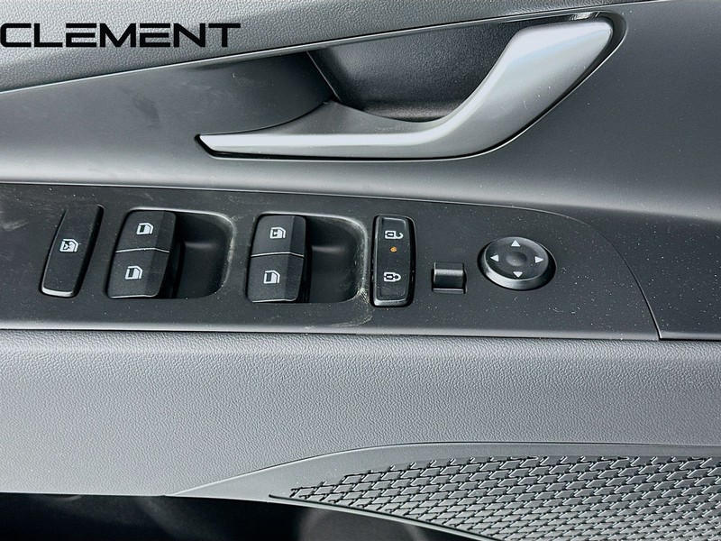 Hyundai Elantra Vehicle Full-screen Gallery Image 24