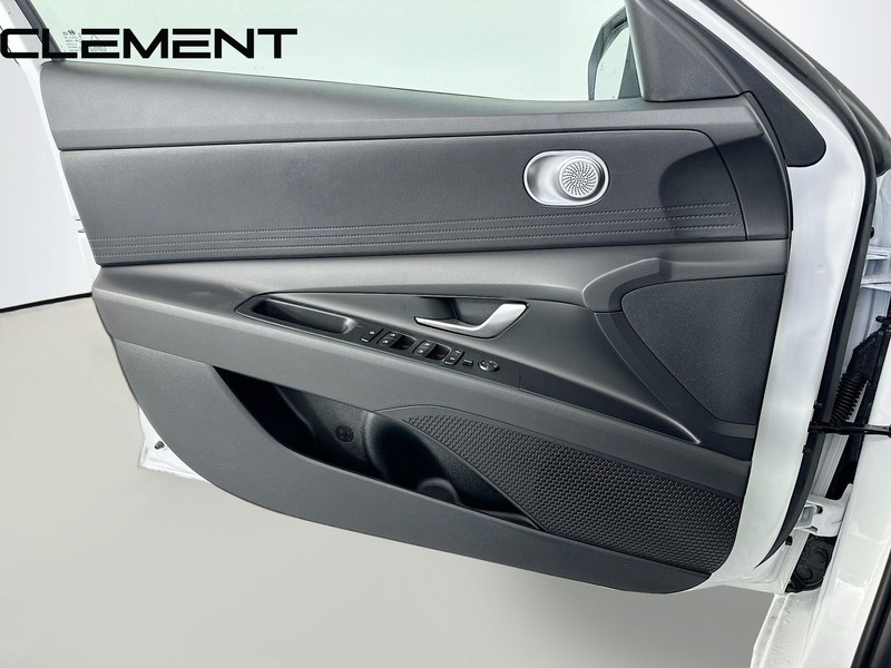 Hyundai Elantra Vehicle Full-screen Gallery Image 25