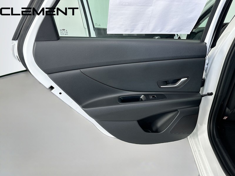 Hyundai Elantra Vehicle Full-screen Gallery Image 29