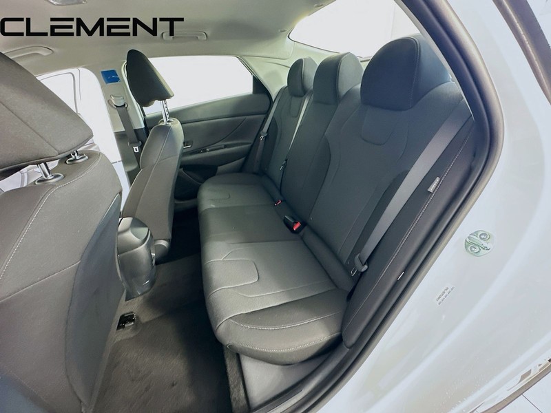 Hyundai Elantra Vehicle Full-screen Gallery Image 30