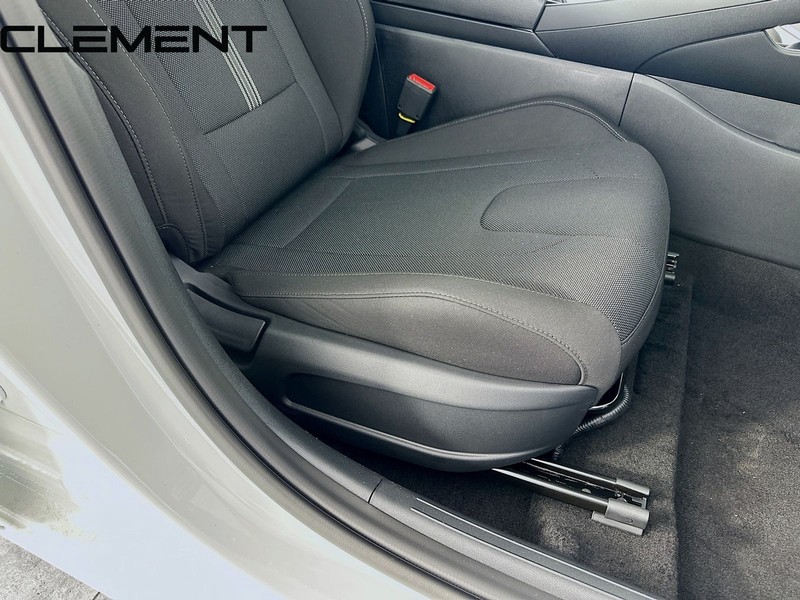 Hyundai Elantra Vehicle Full-screen Gallery Image 32