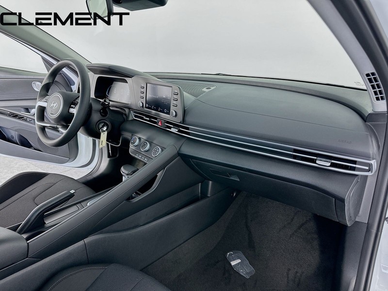 Hyundai Elantra Vehicle Full-screen Gallery Image 33