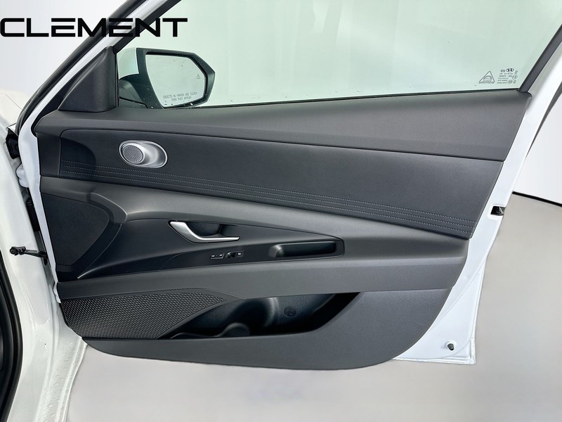 Hyundai Elantra Vehicle Full-screen Gallery Image 34