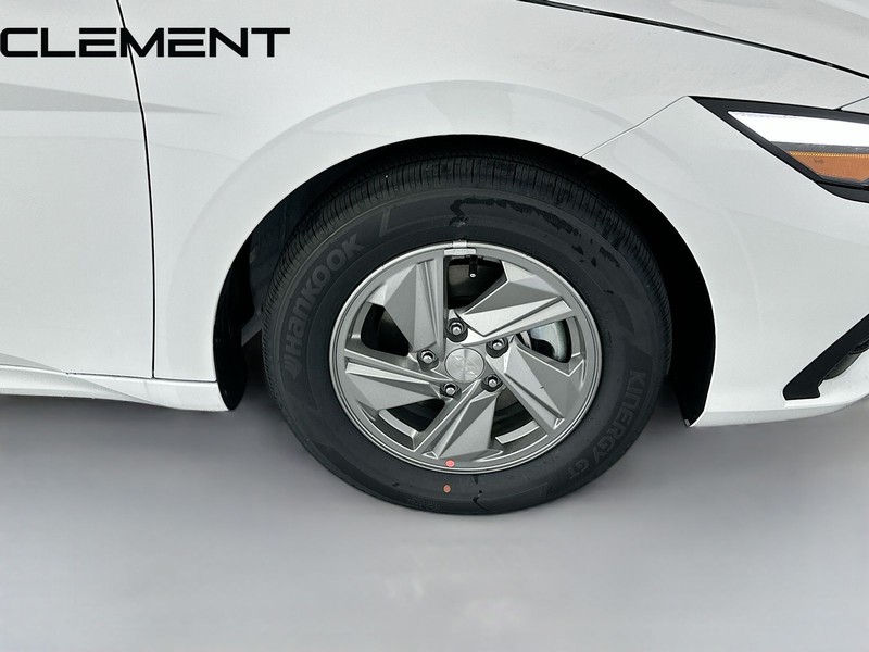 Hyundai Elantra Vehicle Full-screen Gallery Image 35