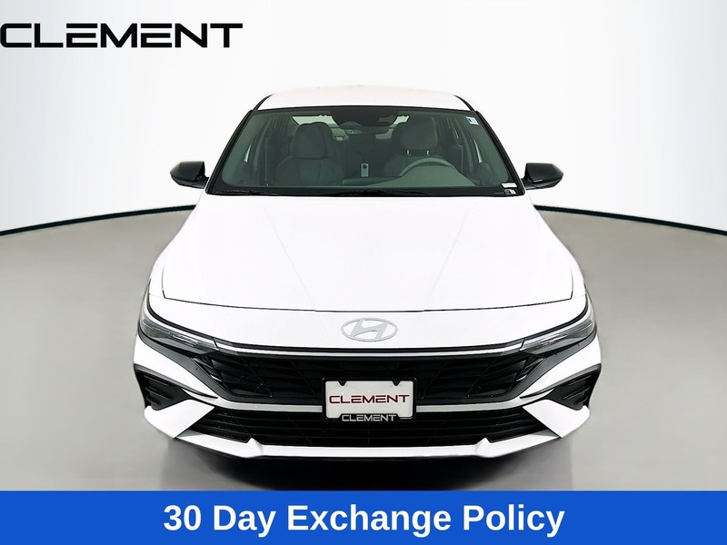 Hyundai Elantra Vehicle Full-screen Gallery Image 3