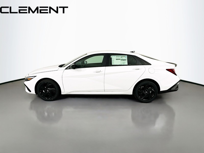 Hyundai Elantra Vehicle Full-screen Gallery Image 6