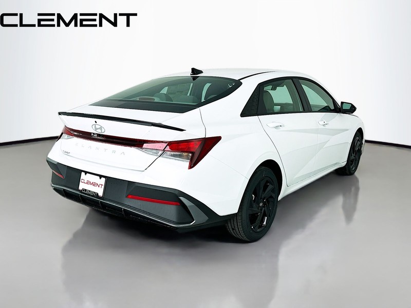 Hyundai Elantra Vehicle Full-screen Gallery Image 7
