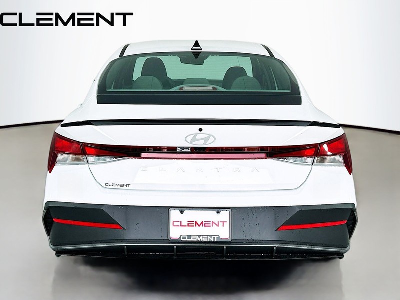 Hyundai Elantra Vehicle Full-screen Gallery Image 8