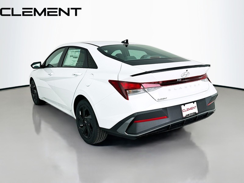 Hyundai Elantra Vehicle Full-screen Gallery Image 10