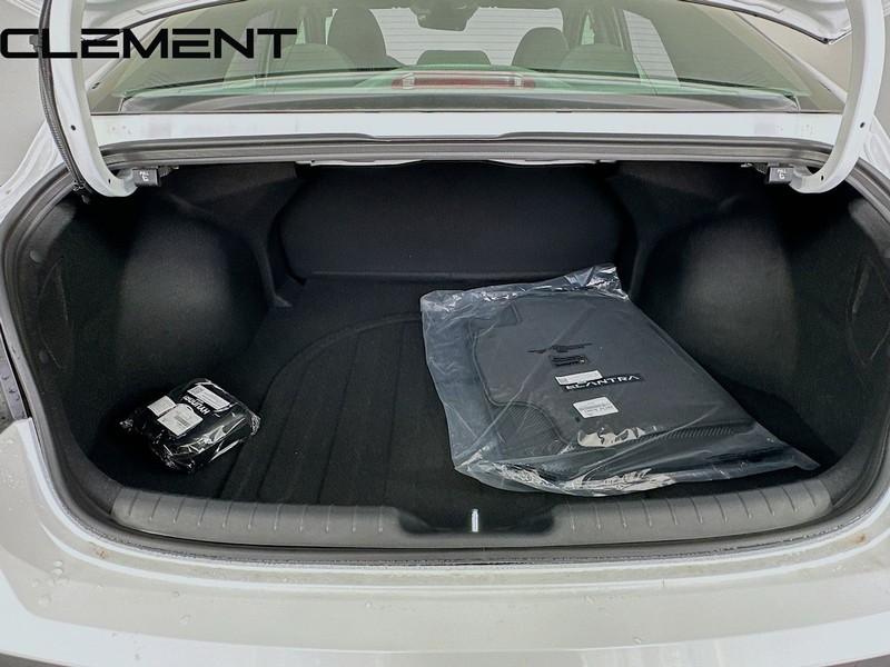 Hyundai Elantra Vehicle Full-screen Gallery Image 11