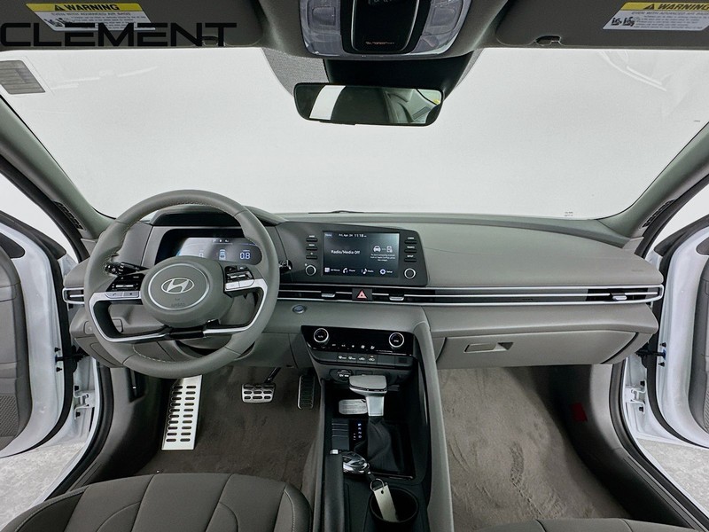 Hyundai Elantra Vehicle Full-screen Gallery Image 12