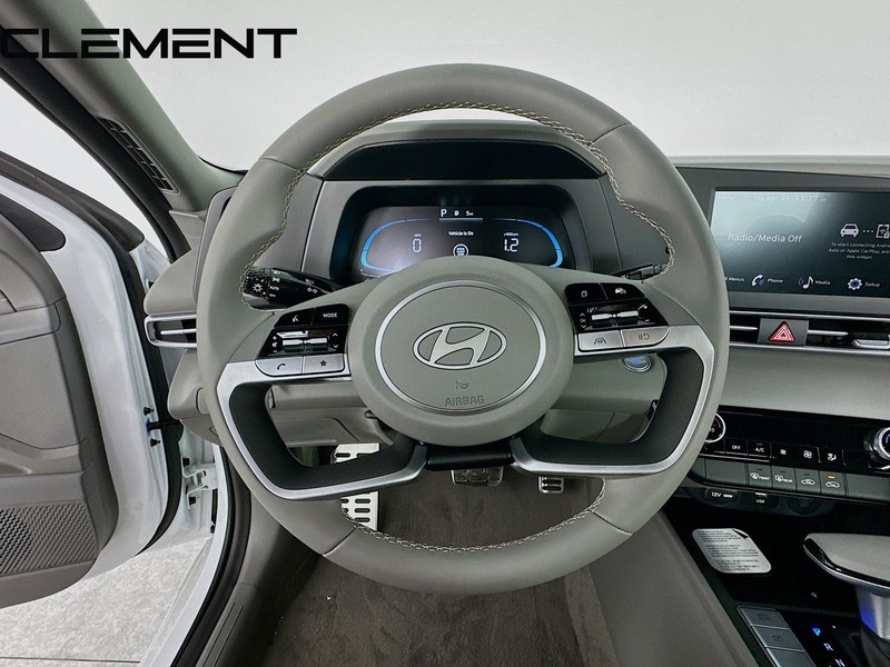 Hyundai Elantra Vehicle Full-screen Gallery Image 14