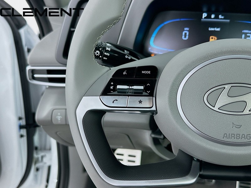 Hyundai Elantra Vehicle Full-screen Gallery Image 15