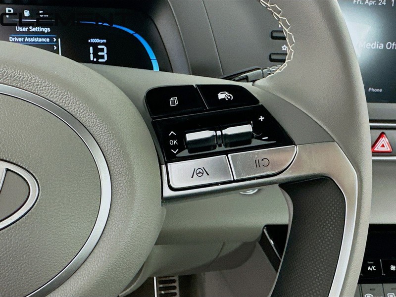 Hyundai Elantra Vehicle Full-screen Gallery Image 17