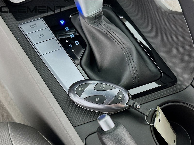 Hyundai Elantra Vehicle Full-screen Gallery Image 23