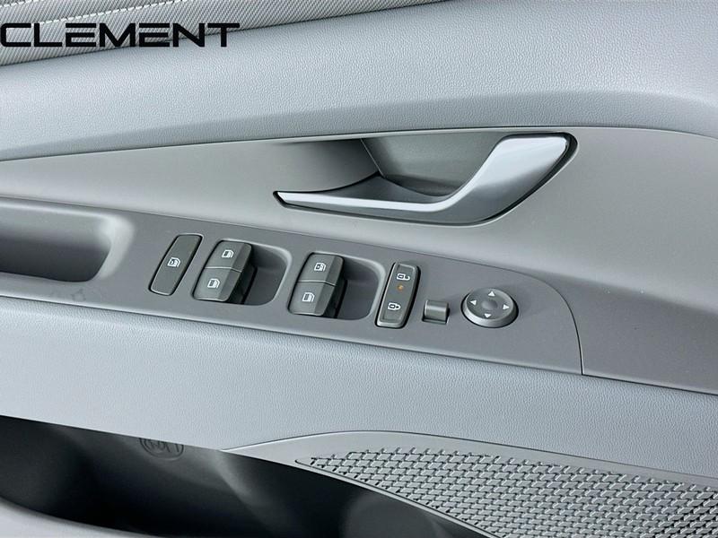 Hyundai Elantra Vehicle Full-screen Gallery Image 24