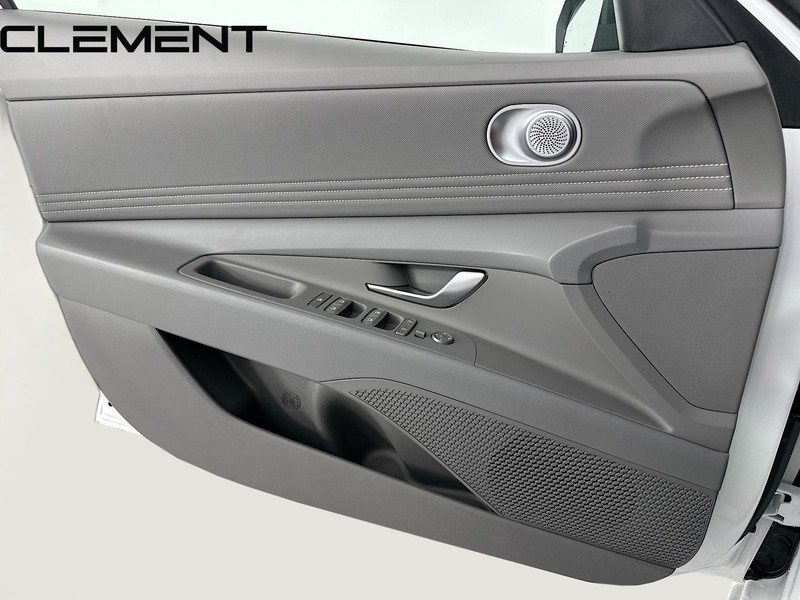 Hyundai Elantra Vehicle Full-screen Gallery Image 25