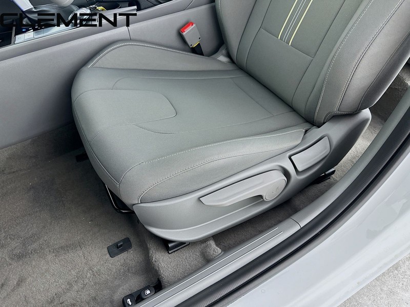 Hyundai Elantra Vehicle Full-screen Gallery Image 27