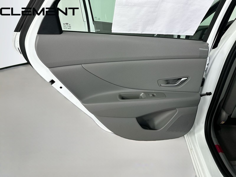 Hyundai Elantra Vehicle Full-screen Gallery Image 29