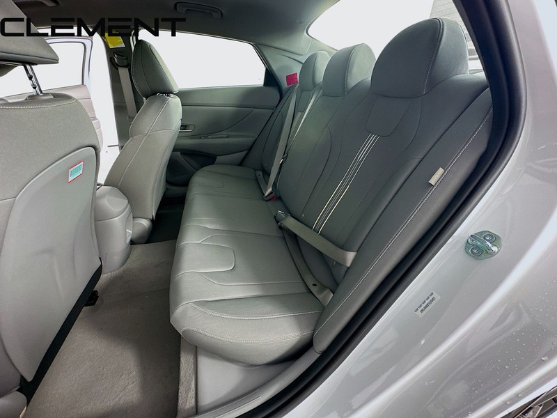 Hyundai Elantra Vehicle Full-screen Gallery Image 30