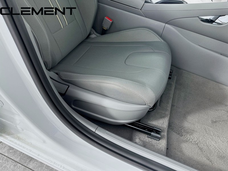 Hyundai Elantra Vehicle Full-screen Gallery Image 32
