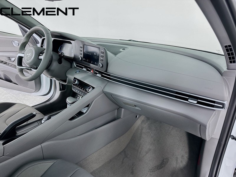 Hyundai Elantra Vehicle Full-screen Gallery Image 33
