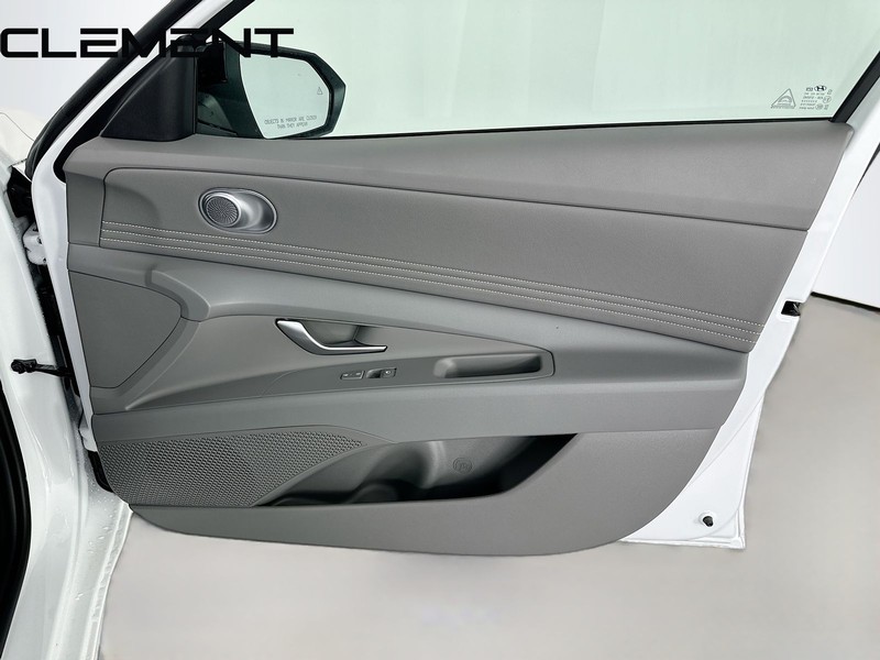 Hyundai Elantra Vehicle Full-screen Gallery Image 34