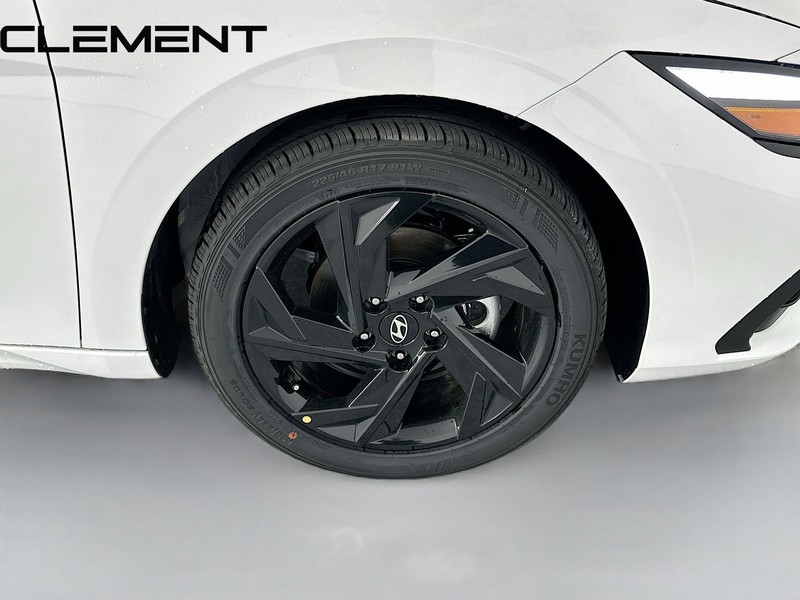 Hyundai Elantra Vehicle Full-screen Gallery Image 35