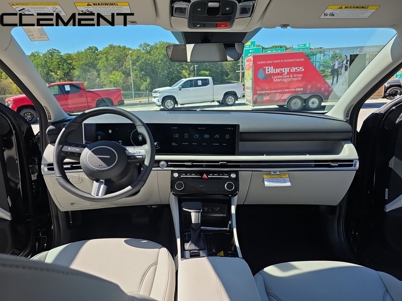 Hyundai Tucson Vehicle Full-screen Gallery Image 12