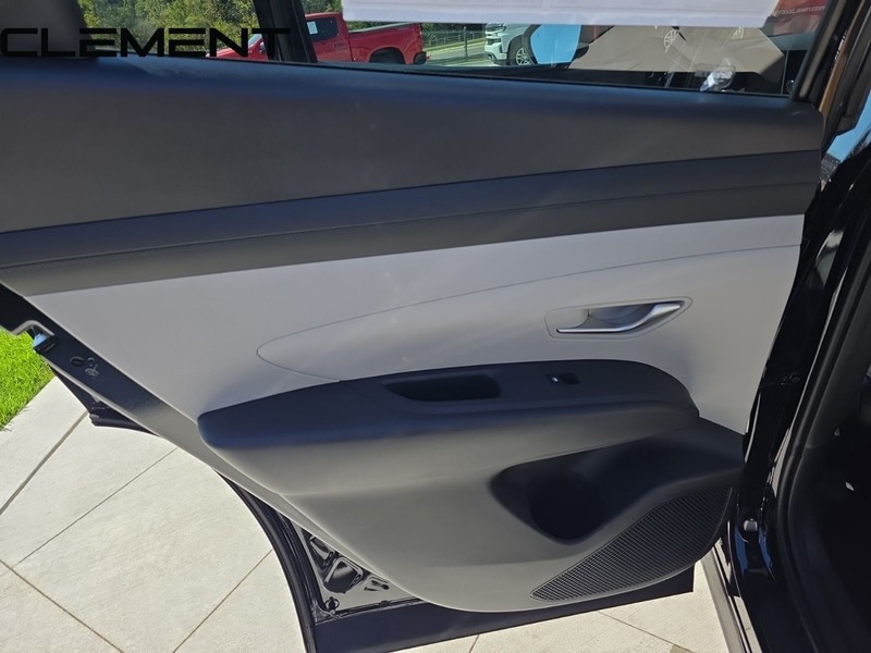 Hyundai Tucson Vehicle Full-screen Gallery Image 32