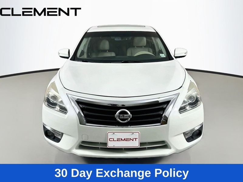 Nissan Altima Sedan Vehicle Full-screen Gallery Image 3