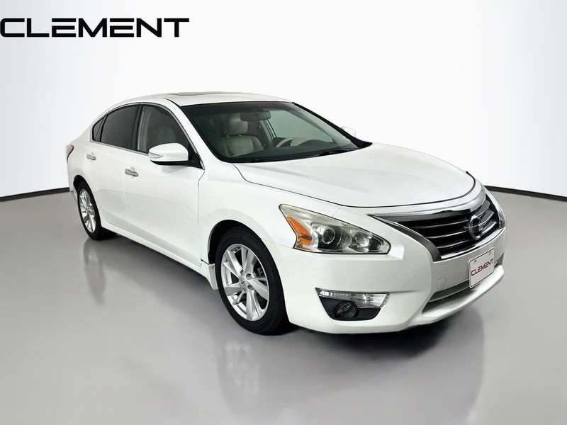 Nissan Altima Sedan Vehicle Full-screen Gallery Image 5