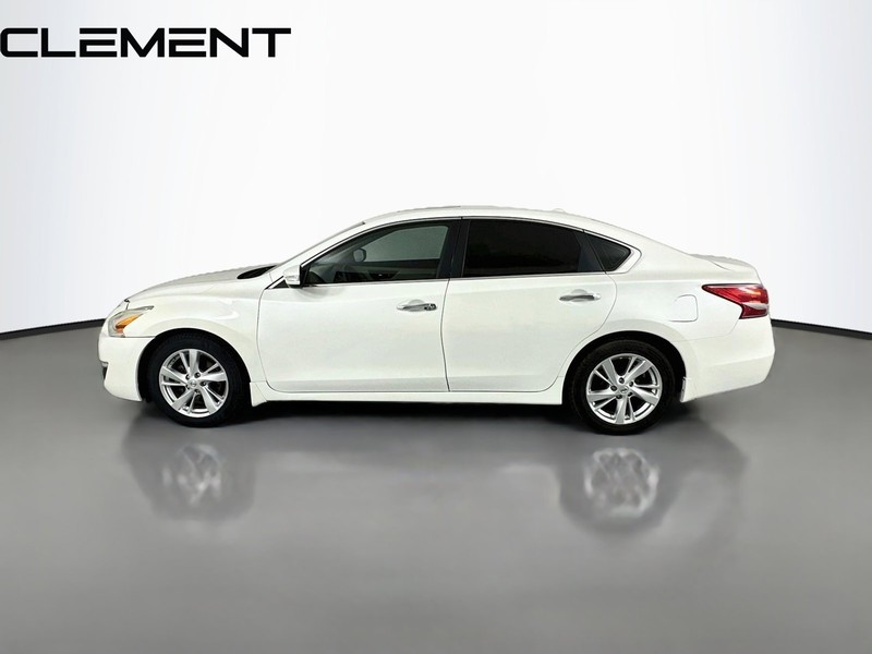 Nissan Altima Sedan Vehicle Full-screen Gallery Image 6