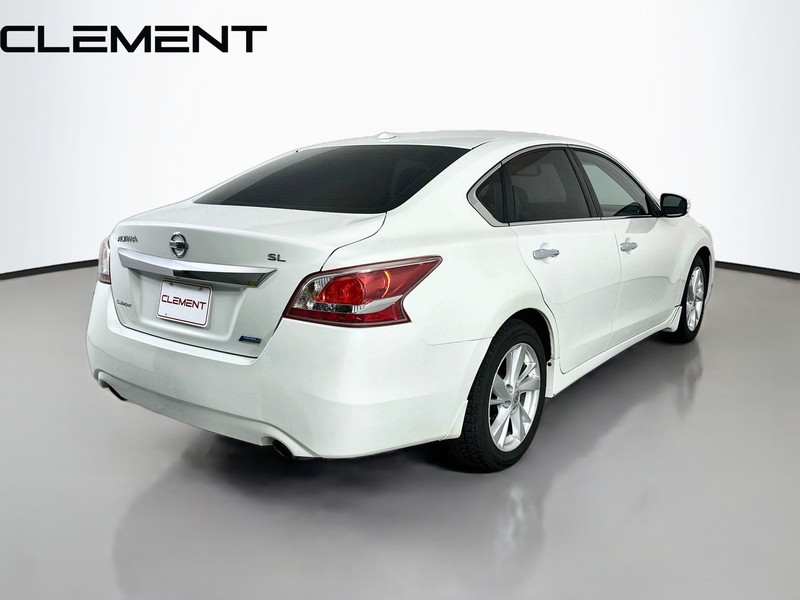 Nissan Altima Sedan Vehicle Full-screen Gallery Image 7