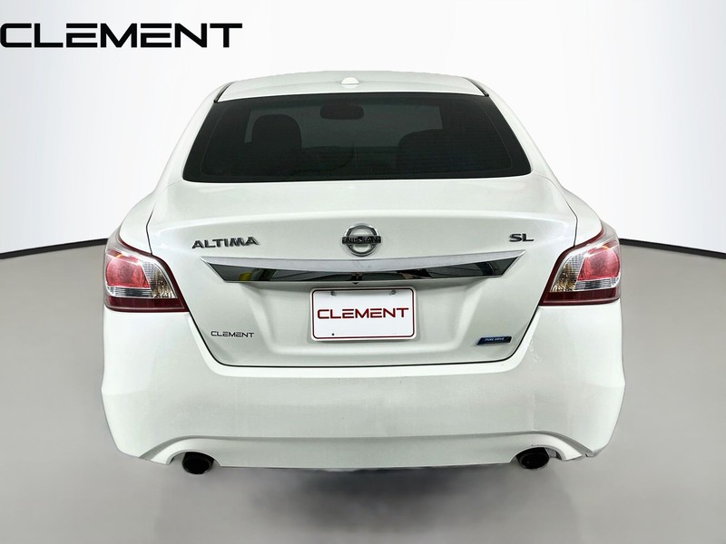 Nissan Altima Sedan Vehicle Full-screen Gallery Image 8